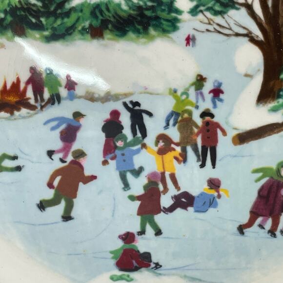 Vintage Avon Christmas Plate 1975 "Skaters on the Pond" Fourth Edition - Picture 9 of 10